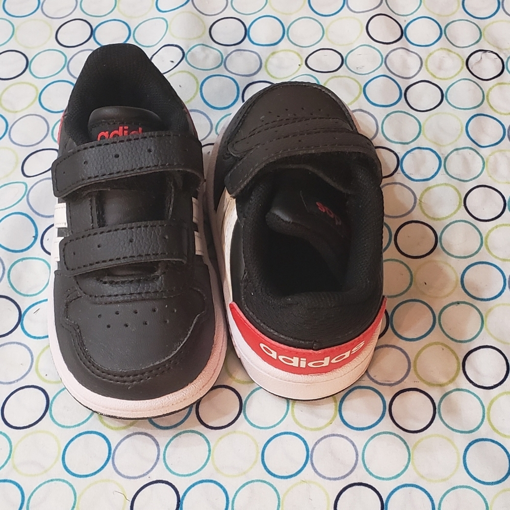 Toddlers sneaks